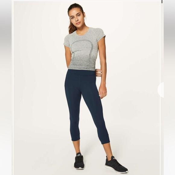Lululemon In Movement Crop Everlux 19" Leggings - Picture 1 of 8